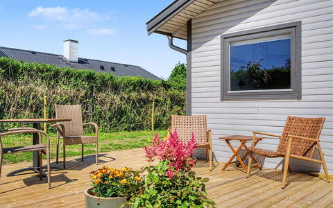 Jani - 620M from the Sea: Arbuste, Domicile, Maison, Siding, Lot Terre, Chalet, Jardin, Porte, Couverture De Sol, Plate-Forme
