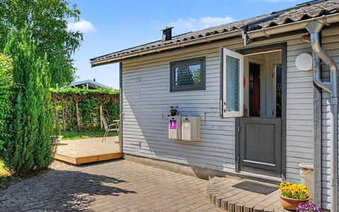 Jani - 620M from the Sea: Maison, Siding, Porte, Domicile, Chalet, Toit, Cour, Batiments Jardin, Jardin, Arrière-Cour