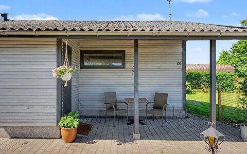 Jani - 620M from the Sea: Bois, Siding, Porte, Domicile, Chalet, Composite, Porche, Batiments Jardin, Ombre, Cour