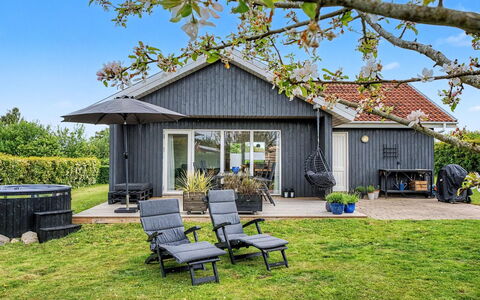 Jarik - 340M from the Sea: Maison, Toit, Domicile, Chalet, Siding, Lot Terre, Biens, Jardin, Porte, Couverture De Sol