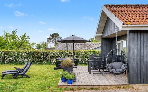 Jarik - 340M from the Sea: Toit, Maison, Domicile, Chalet, Ombre, Siding, Porche, Mobilier De Jardin, Jardin, Biens