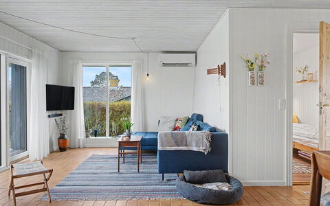 Jarik - 340M from the Sea: Meubles, Design Intérieur, Sol, Sol, Bois, Plafond, Parquet, Canapé, Pièce, Éclairage
