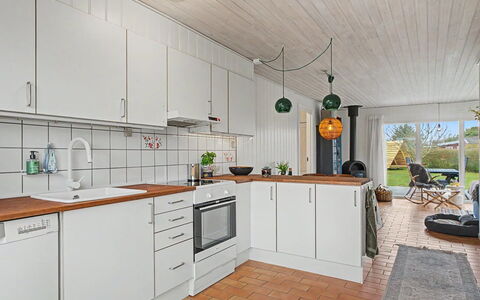 Jarik - 340M from the Sea: Cuisine, Sol, Comptoir, Appareil De Cuisine, Design Intérieur, Bois, Principaux Appliance, Sol, Plafond, Luminaire