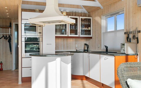 Yanne - 550M from the Sea: Bois, Sol, Design Intérieur, Sol, Plafond, Cabinetry, Cuisine, Luminaire, Appareil De Cuisine, Principaux Appliance