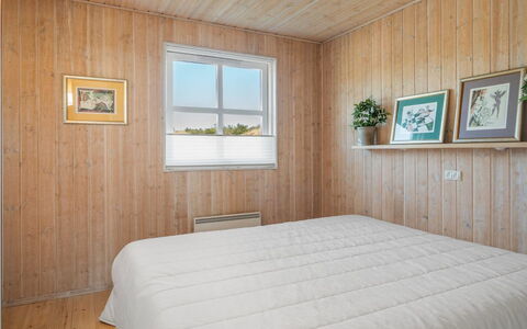Yanne - 550M from the Sea: Sol, Bois, Sol, Chambre, Design Intérieur, Plafond, Lit, Drap De Lit, Literie, Parquet