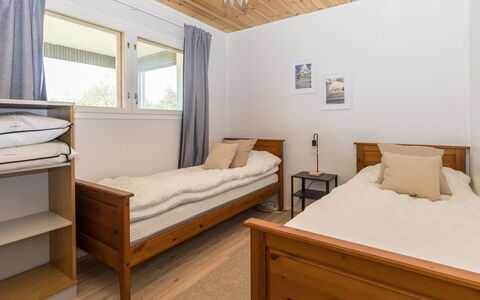 Sevettijärventie 8753: Lit, Meubles, Design Intérieur, Chambre, Sol, Sol, Mur, Bois, Drap De Lit, Literie