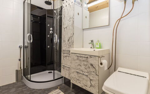 Sevettijärventie 8753: Salle De Bains, Siège De Toilette, Luminaire Plomberie, Toilette, Sol, Design Intérieur, Lavabo, Sol, Évier, Plomberie