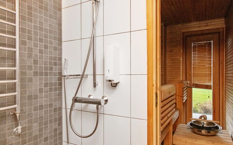 Villa Sinikka 1: Sol, Bois, Sol, Luminaire Plomberie, Design Intérieur, Salle De Bains, Plomberie, Douche, Pièce, Tete De Douche