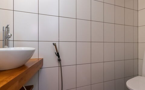 Villa Antti: Sol, Salle De Bains, Mur, Luminaire Plomberie, Sol, Design Intérieur, Plomberie, Tuile, Robinet, Toilette