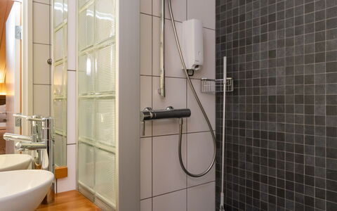 Villa Antti: Salle De Bains, Luminaire Plomberie, Mur, Sol, Design Intérieur, Sol, Tete De Douche, Toilette, Miroir, Douche