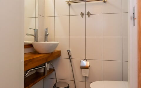 Villa Antti: Salle De Bains, Luminaire Plomberie, Lavabo, Mur, Design Intérieur, Sol, Évier, Robinet, Sol, Plomberie