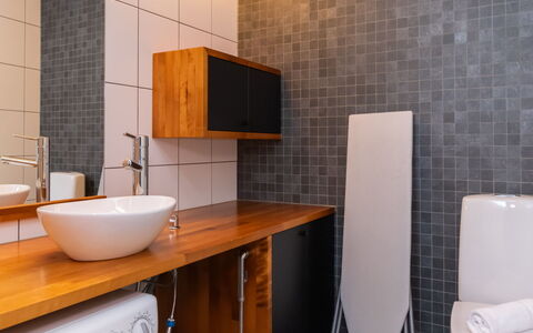 Villa Antti: Salle De Bains, Sol, Luminaire Plomberie, Mur, Sol, Siège De Toilette, Design Intérieur, Évier, Lavabo, Toilette