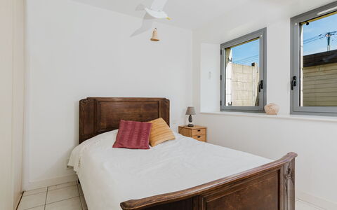 L'Appel du Large: Lit, Chambre, Meubles, Mur, Design Intérieur, Literie, Drap De Lit, Plafond, Bois, Pièce