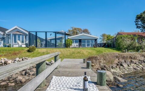 Stilla - 150M from the Sea: Domicile, Maison, Toit, Chalet, Porche, Siding, Porte, Biens, Côte, Rive