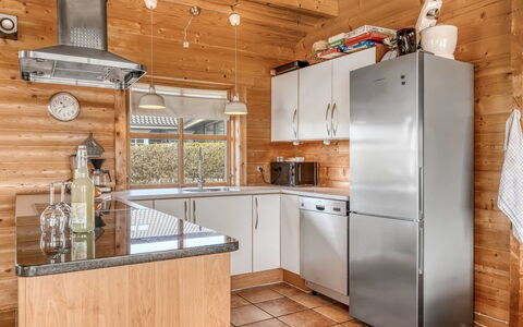 Burghar - 300M to the Fjord: Cuisine, Appareil De Cuisine, Principaux Appliance, Comptoir, Bois, Cabinetry, Sol, Plafond, Design Intérieur, Réfrigérateur