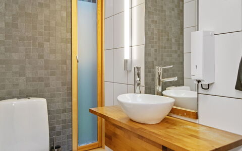 Villa Hanna: Salle De Bains, Lavabo, Luminaire Plomberie, Sol, Évier, Mur, Design Intérieur, Sol, Robinet, Miroir