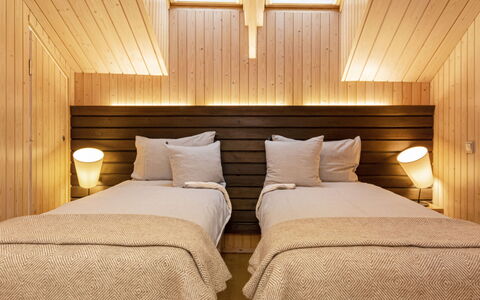 Villa Johanna: Design Intérieur, Sol, Bois, Sol, Chambre, Plafond, Éclairage, Lit, Meubles, Marron