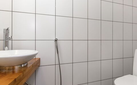 Villa Johanna: Sol, Mur, Luminaire Plomberie, Salle De Bains, Sol, Design Intérieur, Plomberie, Tuile, Robinet, Pièce