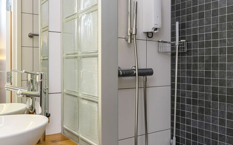 Villa Johanna: Salle De Bains, Luminaire Plomberie, Design Intérieur, Sol, Sol, Tete De Douche, Plomberie, Douche, Robinet, Toilette
