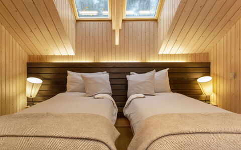 Villa Johanna: Design Intérieur, Sol, Sol, Bois, Plafond, Chambre, Éclairage, Lit, Meubles, Marron