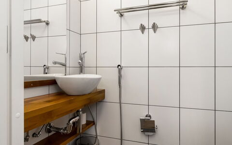 Villa Johanna: Luminaire Plomberie, Salle De Bains, Lavabo, Évier, Design Intérieur, Robinet, Sol, Plomberie, Sol, Miroir