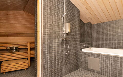 Villa Johanna: Sol, Bois, Sol, Design Intérieur, Plafond, Luminaire Plomberie, Plomberie, Composite, Tuile, Salle De Bains