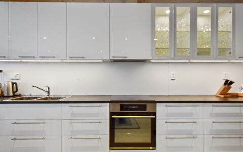 Villa Ruuska: Bois, Cabinetry, Cuisine, Sol, Design Intérieur, Appareil De Cuisine, Comptoir, Meubles, Placard, Tiroir