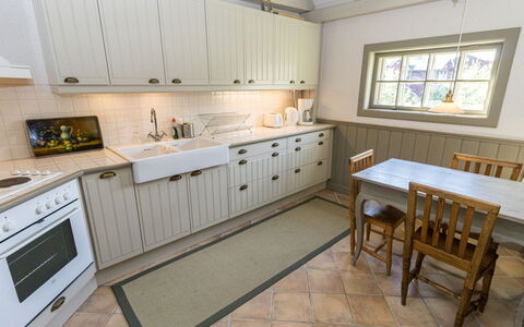 Gammelgård Jahtimaja: Bois, Sol, Cuisine, Design Intérieur, Cabinetry, Sol, Comptoir, Plafond, Domicile, Appareil De Cuisine