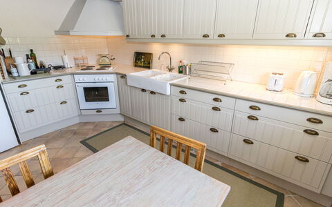 Gammelgård Jahtimaja: Bois, Sol, Cabinetry, Cuisine, Design Intérieur, Sol, Tiroir, Comptoir, Domicile, Appareil De Cuisine