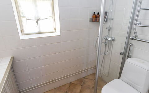 Gammelgård Jahtimaja: Luminaire Plomberie, Sol, Salle De Bains, Sol, Toilette, Siège De Toilette, Plomberie, Tuile, Pièce, Douche