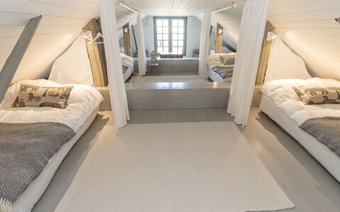 Gammelgård Jahtimaja: Design Intérieur, Chambre, Bois, Sol, Plafond, Lit, Sol, Meubles, Éclairage, Pièce