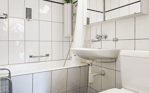 Holiday Apt. T: Salle De Bains, Luminaire Plomberie, Design Intérieur, Sol, Sol, Évier, Lavabo, Robinet, Plomberie, Tuile