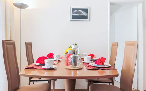 Holiday Apt. T: Meubles, Design Intérieur, Table, Salle À Manger, Bois, Table Cuisine Et Salle A Manger, Sol, Chaise, Éclairage, Pièce