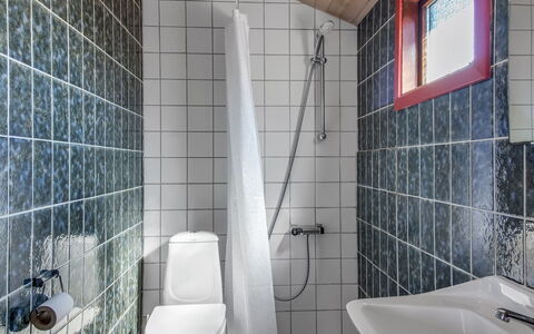 Bena - 300M from the Sea: Salle De Bains, Luminaire Plomberie, Sol, Évier, Sol, Lavabo, Design Intérieur, Tuile, Robinet, Toilette