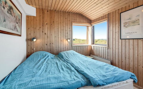 Bena - 300M from the Sea: Bois, Chambre, Lit, Drap De Lit, Plafond, Literie, Sol, Cadre De Lit, Dur, Tache De Bois