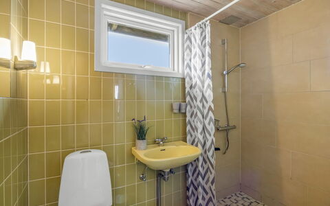 Sighfrith - 500M from the Sea: Siège De Toilette, Salle De Bains, Sol, Luminaire Plomberie, Toilette, Sol, Mur, Design Intérieur, Bois, Lavabo