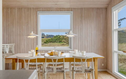 Sighfrith - 500M from the Sea: Meubles, Bois, Sol, Design Intérieur, Salle À Manger, Sol, Table Cuisine Et Salle A Manger, Table, Plafond, Chaise
