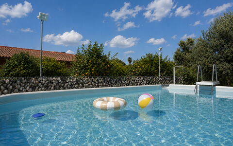 Villa Mameli: Bleu, Piscine, Mobilier De Jardin, Composite, Recours, Loisir, Ombre, Eco Hôtel, Parapluie, Caractéristique De L'Eau