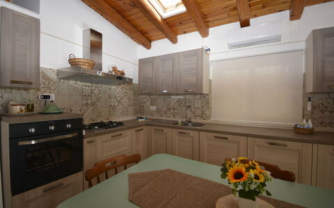 Villa Mameli: Cuisine, Comptoir, Design Intérieur, Appareil De Cuisine, Bois, Sol, Evier, Cabinetry, Principaux Appliance, Meubles