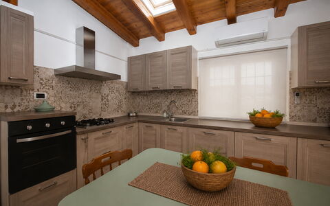 Villa Mameli: Cuisine, Comptoir, Appareil De Cuisine, Meubles, Design Intérieur, Cabinetry, Principaux Appliance, Sol, Bois, Evier