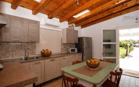Villa Mameli: Meubles, Sol, Bois, Design Intérieur, Sol, Table, Plafond, Chaise, Domicile, Comptoir