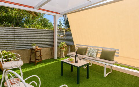 Villa Mameli: Meubles, Mobilier De Jardin, Design Intérieur, Sol, Chaise, Patio, Ombre, Dur, Tache De Bois, Plante D'Appartement