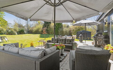 Loreia - 1.4Km from the Sea: Meubles, Mobilier De Jardin, Vaisselle, Table, Drinkware, Chaise, Tableau De Plein Air, Aliments, Bouteille