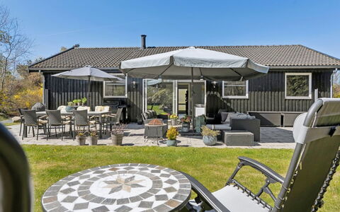 Loreia - 1.4Km from the Sea: Meubles, Mobilier De Jardin, Vaisselle, Table, Drinkware, Chaise, Tableau De Plein Air, Aliments, Bouteille