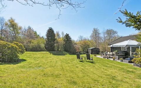 Loreia - 1.4Km from the Sea: Meubles, Mobilier De Jardin, Vaisselle, Table, Drinkware, Chaise, Tableau De Plein Air, Aliments, Bouteille