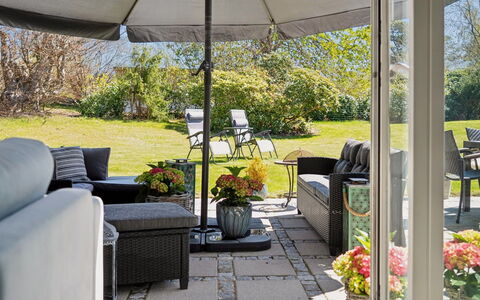 Loreia - 1.4Km from the Sea: Meubles, Mobilier De Jardin, Vaisselle, Table, Drinkware, Chaise, Tableau De Plein Air, Aliments, Bouteille