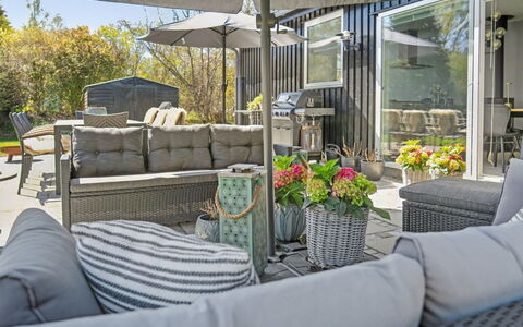 Loreia - 1.4Km from the Sea: Meubles, Mobilier De Jardin, Vaisselle, Table, Drinkware, Chaise, Tableau De Plein Air, Aliments, Bouteille