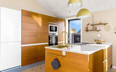 Sighrik - 25M from the Sea: Meubles, Cuisine, Sol, Comptoir, Design Intérieur, Cabinetry, Bois, Appareil De Cuisine, Sol, Chaise