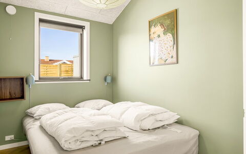 Sighrik - 25M from the Sea: Lit, Chambre, Literie, Design Intérieur, Drap De Lit, Plafond, Linge, Sol, Sol, Cadre De Lit