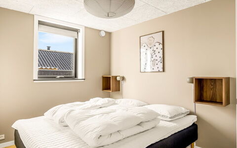 Sighrik - 25M from the Sea: Mur, Design Intérieur, Chambre, Sol, Sol, Lit, Bois, Plafond, Meubles, Literie
